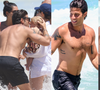 Ai, que delícia o verão! Chay Suede curte dia de praia com Laura Neiva e a filhinha de 1 ano; fotos