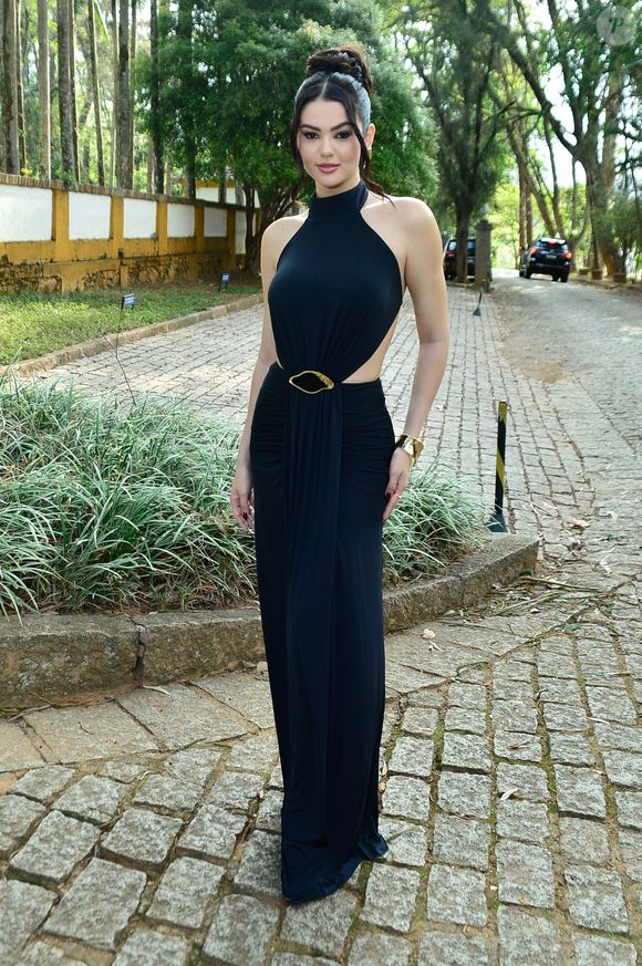Vestido preto de ex-BBB Eslovênia tinha tendência cut-out