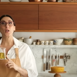 Os ingredientes usados pela chef fogem dos convencionais e levam raspas de laranja, polvilho doce e farinha de mandioca crua