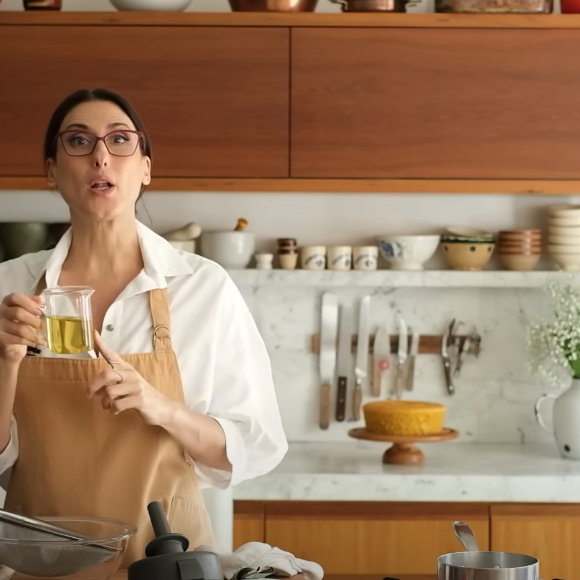 Os ingredientes usados pela chef fogem dos convencionais e levam raspas de laranja, polvilho doce e farinha de mandioca crua