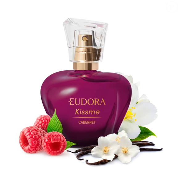 Outro perfume que a personagem amaria é o Eudora Kiss Me Cabernet, que mistura o viciante com o sensual