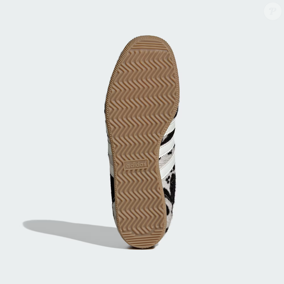 Além da proposta fashionista, o Adidas Japan também aposta em funcionalidade para o cotidiano, com solado de borracha resistente, estrutura confortável e acabamento durável pensado para acompanhar produções casuais e elegantes durante os dias frios