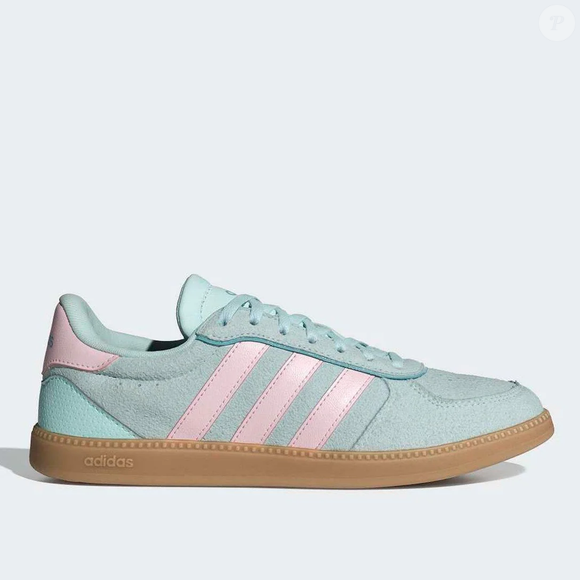 Esses tênis Adidas na cor algodão doce lembram o modelo Samba, mas quase ninguém os tem e são perfeitos para combinar com looks de verão