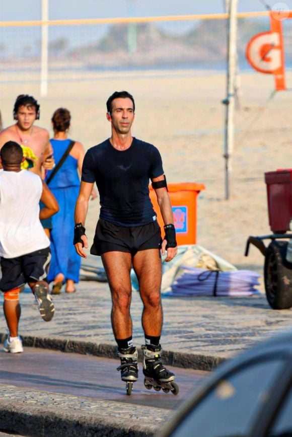 Pernas de César Tralli viralizaram na web após o jornalista ser flagrado andando de patins no RJ