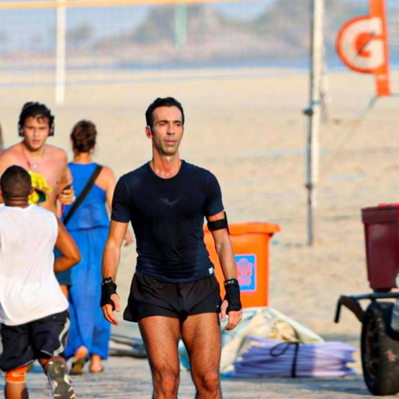 Pernas de César Tralli viralizaram na web após o jornalista ser flagrado andando de patins no RJ