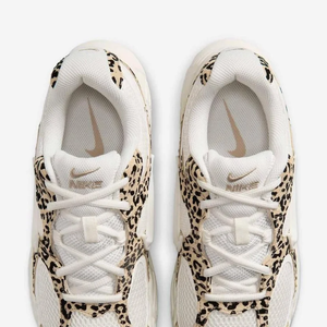 Com tela, camurça e couro sintético na parte superior, o Nike V5 Runner Feminino combina diferentes texturas em um modelo esportivo que também pode ganhar espaço em produções casuais