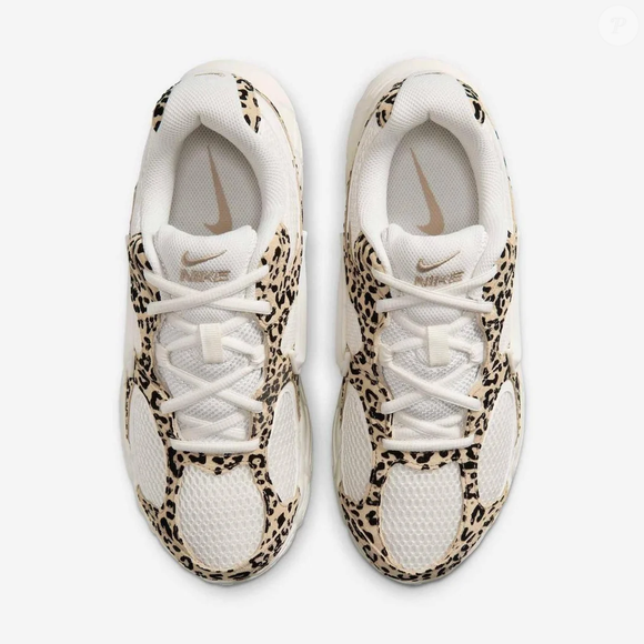 Com tela, camurça e couro sintético na parte superior, o Nike V5 Runner Feminino combina diferentes texturas em um modelo esportivo que também pode ganhar espaço em produções casuais