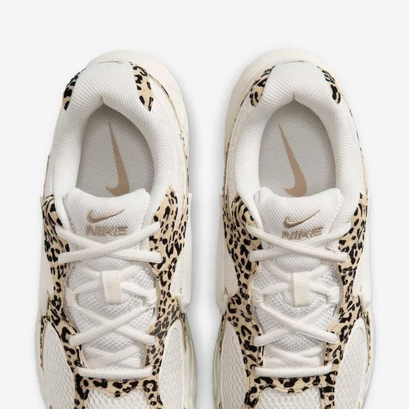 Com tela, camurça e couro sintético na parte superior, o Nike V5 Runner Feminino combina diferentes texturas em um modelo esportivo que também pode ganhar espaço em produções casuais