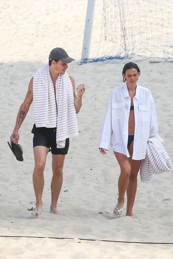 Bruna Marquezine e Shawn Mendes deixam praia do Rio após namoro e banho de mar