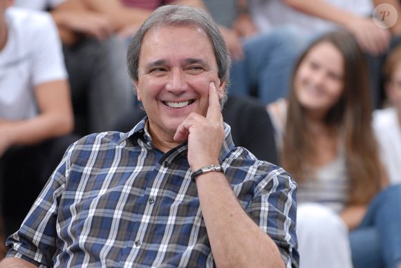 Ayrton Senna soube que brasileiros ligados ao automobilismo em jantar na Itália fizeram ironias ao seu respeito e que Reginaldo Leme, seu anfitrião nos circuitos da F-1 no começo da carreira, supostamente não o defendeu