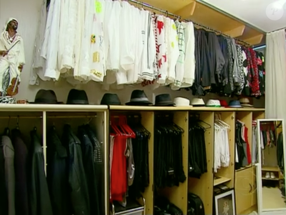 Além de suas roupas pessoais, Elymar Santos guardava no closet diversos looks que marcaram sua carreira