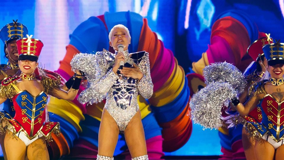 A resposta Xuxa sincerona às críticas por look em show histórico