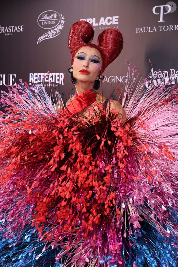 Looks ousados são uma marca de Sabrina Sato em diferentes eventos
