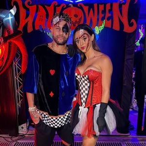 Neymar e Bruna Biancardi foram fantasiados de Rei e Rainha de Copas em baile de Dia das Bruxas já no final de 2025