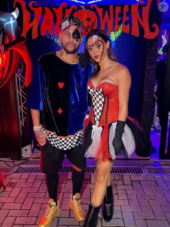 Neymar e Bruna Biancardi foram fantasiados de Rei e Rainha de Copas em baile de Dia das Bruxas já no final de 2025