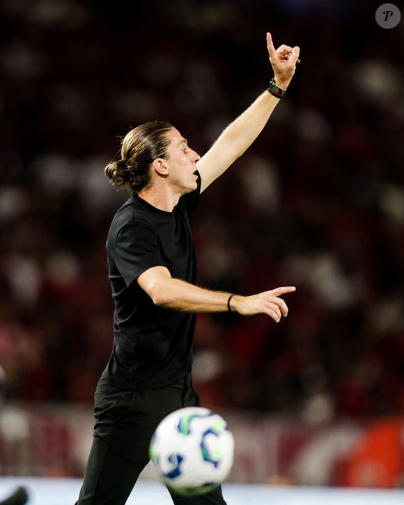 Os torcedores mais fieis já repararam que Filipe Luís só usa roupas pretas em campo