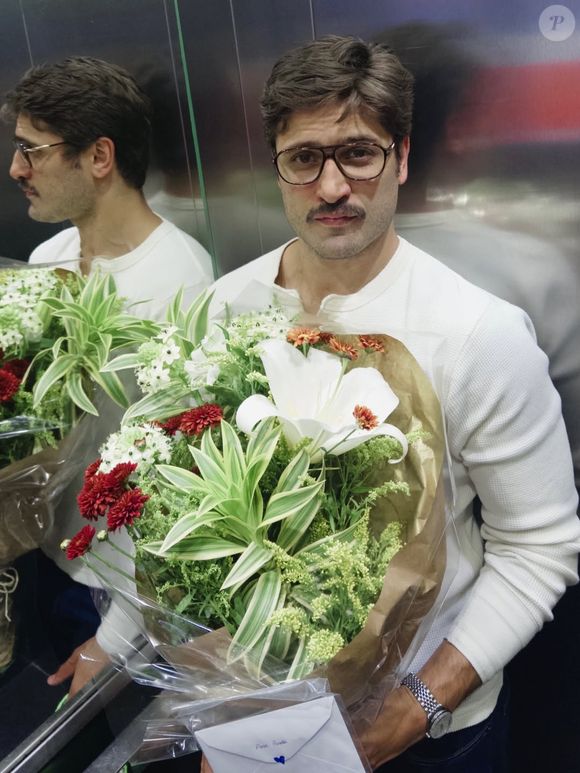 Daniel Rocha, atual namorado da atriz e ex-BBB Vitória Strada, ainda exibe charme, hoje com bigode, e faz relembrar o encantamento de seu personagem Roni em 'Avenida Brasil'