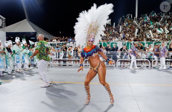 Viviane Araujo roubou a cena no Sambódromo do Anhembi, em São Paulo, no início da madrugada desta segunda-feira (16)