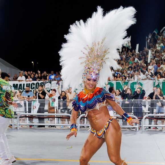 Viviane Araujo roubou a cena no Sambódromo do Anhembi, em São Paulo, no início da madrugada desta segunda-feira (16)