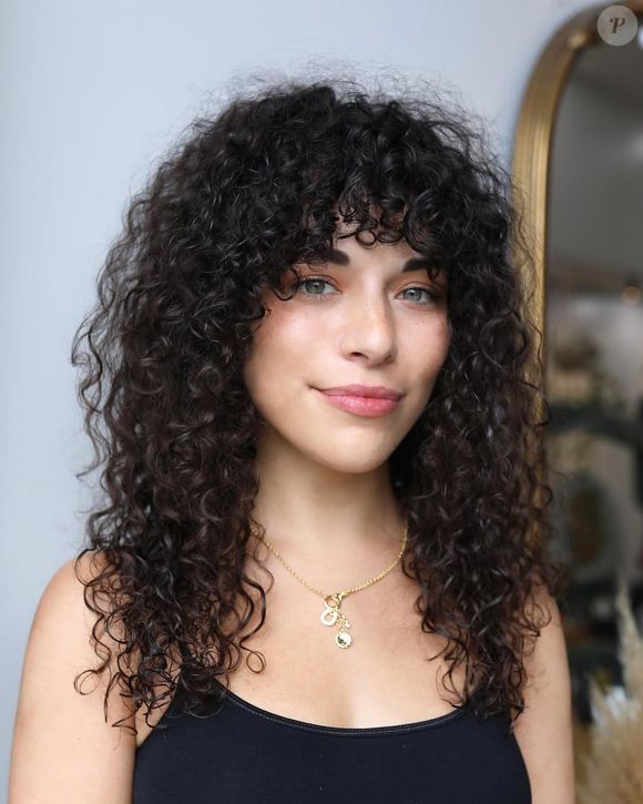 A franja ao estilo Jane Birkin também funciona para cabelos cacheados