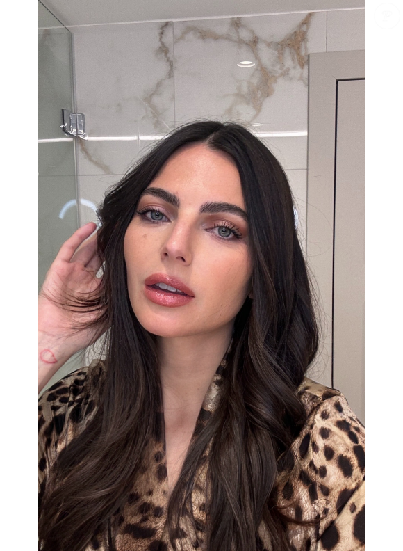 E na testa, os movimentos foram firmes, novamente para cima, como se estivessem ajudando a pele a ficar firme e lisa. O interessante é que essas três pequenas dicas não são apenas relaxantes, mas também têm substância