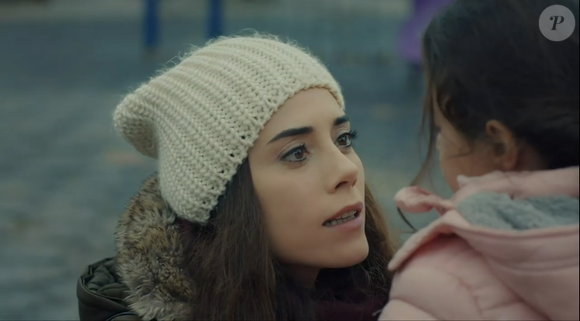 Melek/Turna acha de forma fria com Zeynap para proteger a fotógrafa na novela 'Mãe', no capítulo de 26 de novembro de 2025, quarta-feira