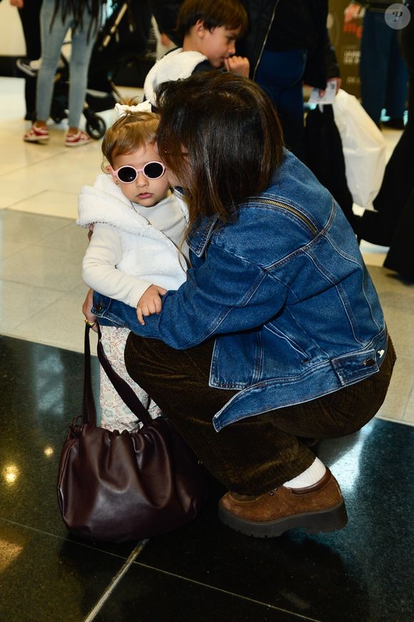 Filha de Fernanda Paes Leme, Pilar esbanja estilo e rouba cena na pré-estreia vip do musical infantil 'Masha e o Urso'