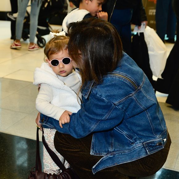 Filha de Fernanda Paes Leme, Pilar esbanja estilo e rouba cena na pré-estreia vip do musical infantil 'Masha e o Urso'