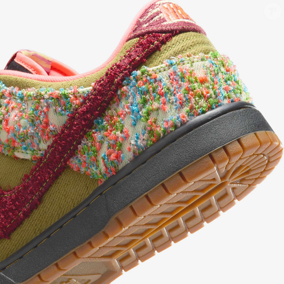 O tênis me remeteu diretamente ao sofá da casa da minha avó, aquele com aparência de patchwork, todo colorido, com estofado marcante e típico dos anos 70