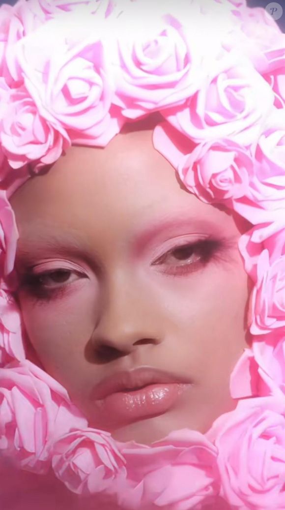 Além dos figurinos marcantes, a beleza também será um espetáculo à parte, com maquiagens e penteados que misturam nostalgia e vanguarda.