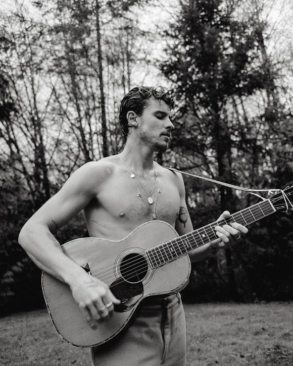 Shawn Mendes costumava deixar de dormir para treinar pesado, mas a meditação e novos hábitos o fizeram mudar o estilo de vida