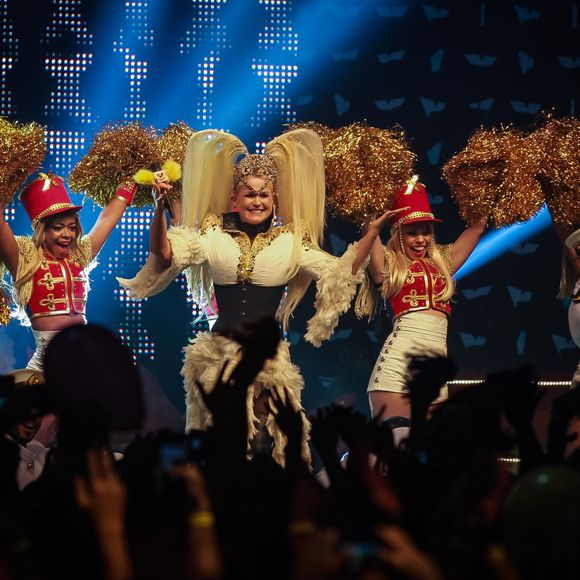 O XuChá, turnê de Xuxa em parceria com a festa Chá da Alice, estreou em 22 de outubro de 2016 com repertório nostálgico e renda revertida para caridade