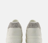 O tom off white com detalhes suaves em leopard print que lembra a calda de ameixa do manjar branco transforma o New Balance 550 em opção sofisticada para looks urbanos e modernos