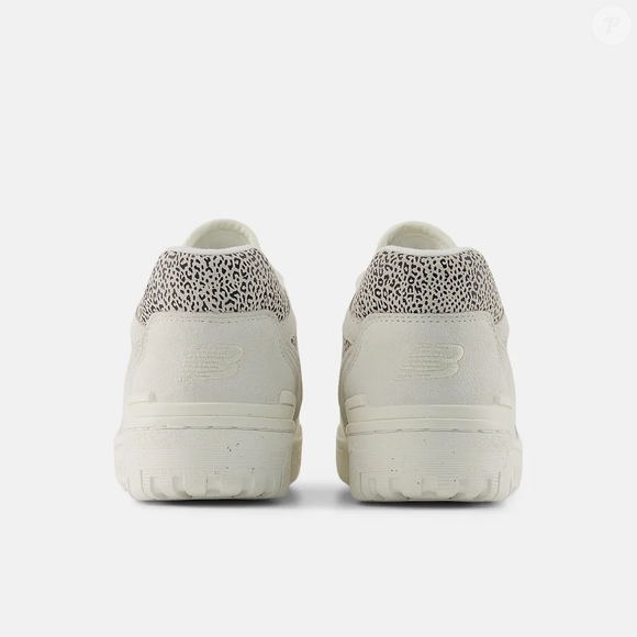 O tom off white com detalhes suaves em leopard print que lembra a calda de ameixa do manjar branco transforma o New Balance 550 em opção sofisticada para looks urbanos e modernos