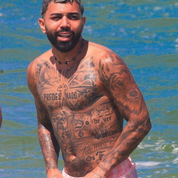 Gabigol assinou contrato com o Cruzeiro e tem tido a companhia da namorada, Rafaella Santos, e da família em Belo Horizonte
