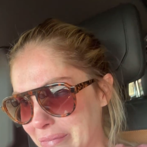 Neste sábado (15), Bárbara Evans apareceu aos prantos nos stories e pediu orações ao filho Antônio, de 1 ano