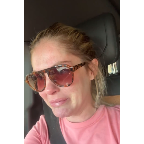 Neste sábado (15), Bárbara Evans apareceu aos prantos nos stories e pediu orações ao filho Antônio, de 1 ano