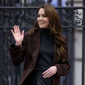 Kate Middleton já apostou em look com blazer alongado marrom e calça risca de giz