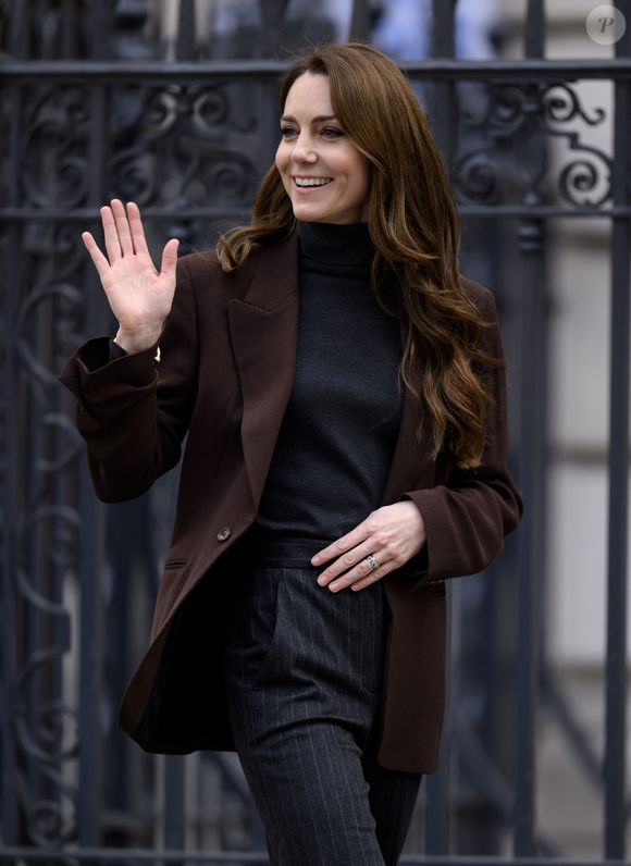 Kate Middleton já apostou em look com blazer alongado marrom e calça risca de giz