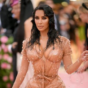 2019: também foi neste ano que Kim Kardashian passou a exibir uma cinturinha finíssima em look colado no MET Gala
