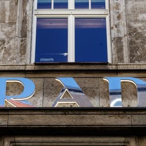 Pelo menos, sete celebridades asiáticas que se envolveram com a Prada estiveram em grandes escândalos depois. A coincidência tem sido chamada de ‘Maldição da Prada’