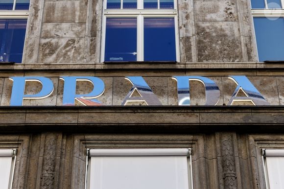 Pelo menos, sete celebridades asiáticas que se envolveram com a Prada estiveram em grandes escândalos depois. A coincidência tem sido chamada de ‘Maldição da Prada’