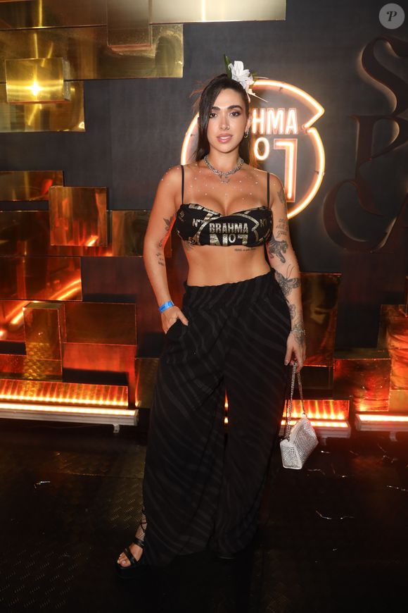 Desfile das Campeãs 2025: ex-BBB Giovanna Lima combina top com calça wide leg