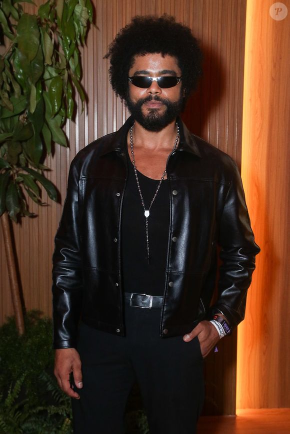 No ar em 'Por Você', novela das sete da TV Globo, Diogo Almeida apostou na jaqueta de couro como ponto focal de um look 'all black' para acompanhar o 4º dia do Rock in Rio