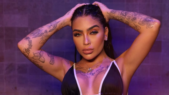 Gente... MC Mirella protesta após fotos íntimas serem alvos de montagem por motivo inusitado: 'Recalcadas'