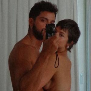 Agatha Moreira e Rodrigo Simas posam COMPLETAMENTE pelados em novas fotos e fãs vão à loucura