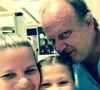 Sobrinha de Xuxa, Nikki Meneghel ao lado dos pais em foto de criança