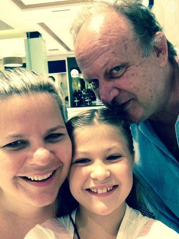 Sobrinha de Xuxa, Nikki Meneghel ao lado dos pais em foto de criança