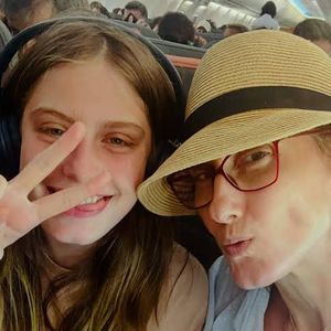 Paolla Carosella tem uma filha de 13 anos chamada Francesca, fã de Chappell Roan e Billie Eilish