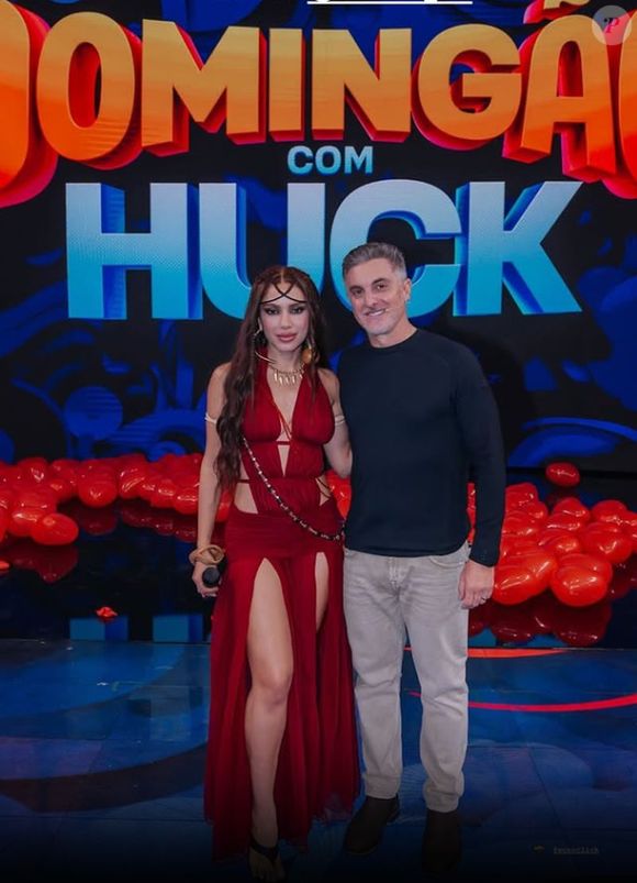 Anitta apostou em um vestido vermelho recortado para se apresentar no 'Domingão'